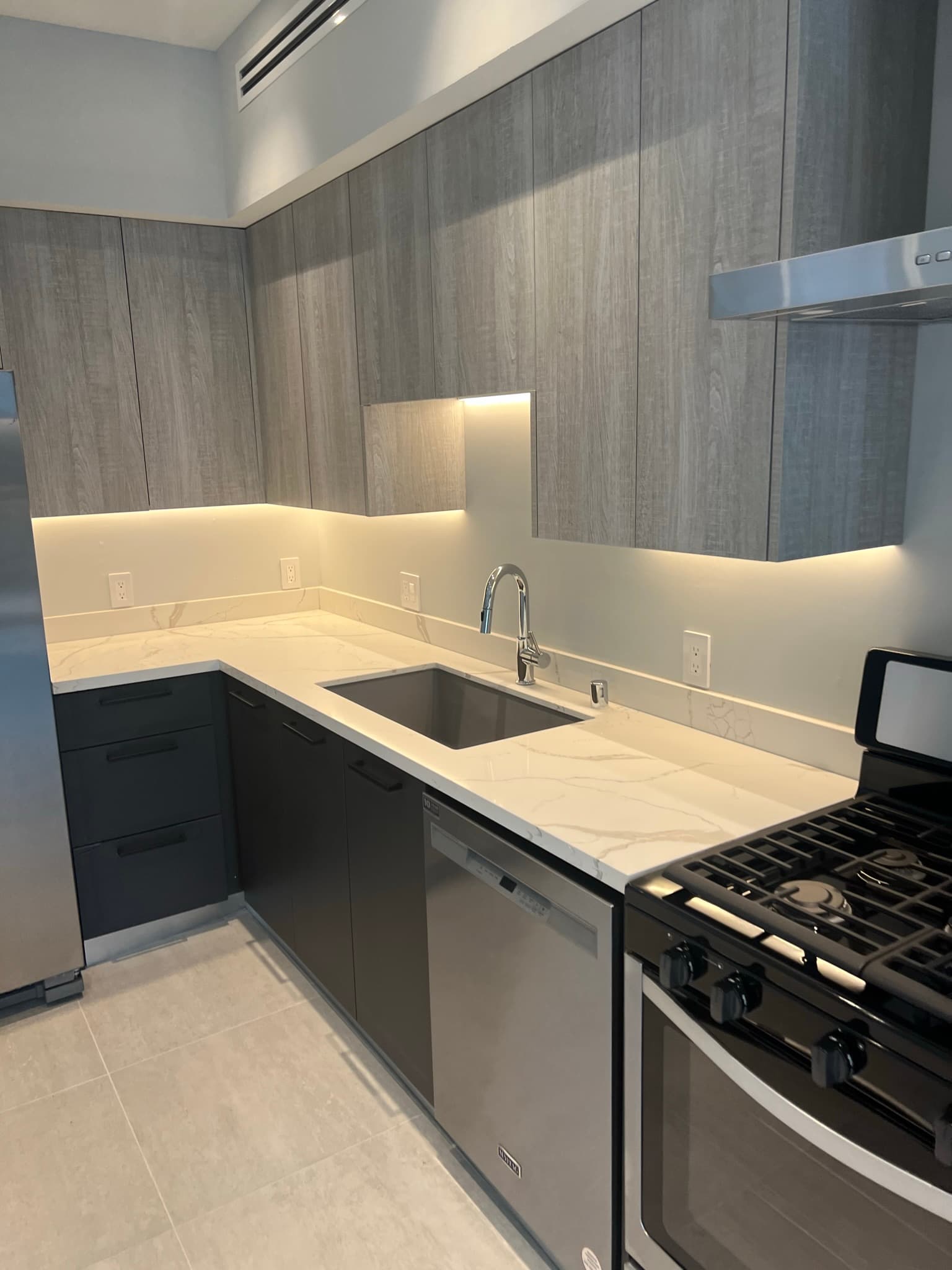 Doran Townhomes kitchen with quartz countertops and stainless appliances